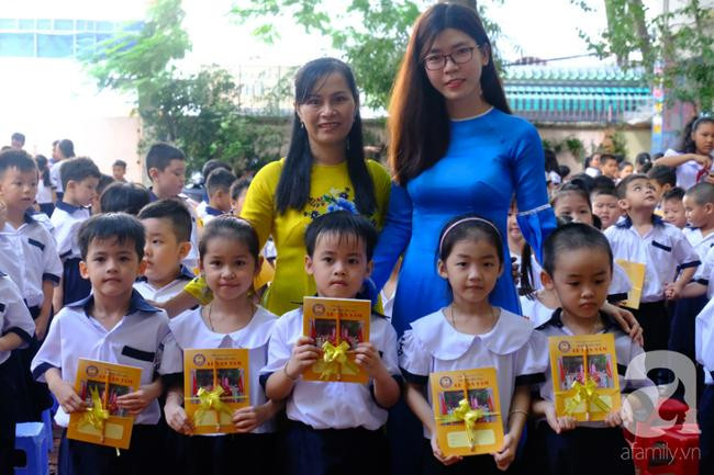 5 anh em chụp hình lưu niệm với các thầy cô sau khi buổi lễ khai giảng kết thúc.