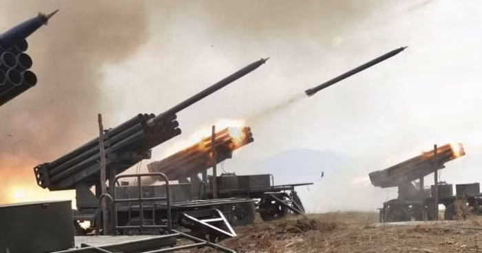 Quân đội Triều Tiên đang sở hữu các loại pháo cỡ nòng lớn như pháo tự hành tầm xa 170 mm M1989 Coxane kiểu mới, hệ thống pháo phản lực bắn loạt KN-09 có cỡ nòng 300 mm, tương tự như pháo phản lực Smerch của Nga và PHL-03 của Trung Quốc.