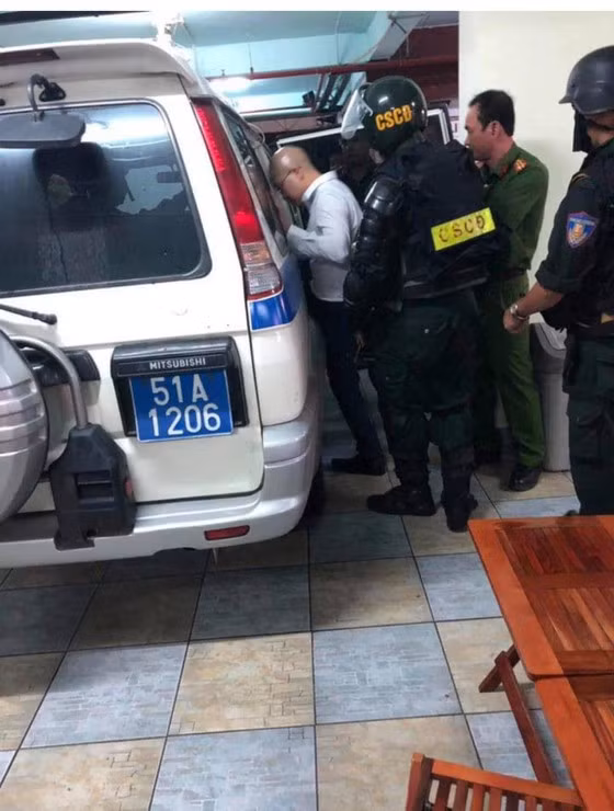  Luyện được đưa lên xe công an và đưa về trụ sở sau khi khám xét.