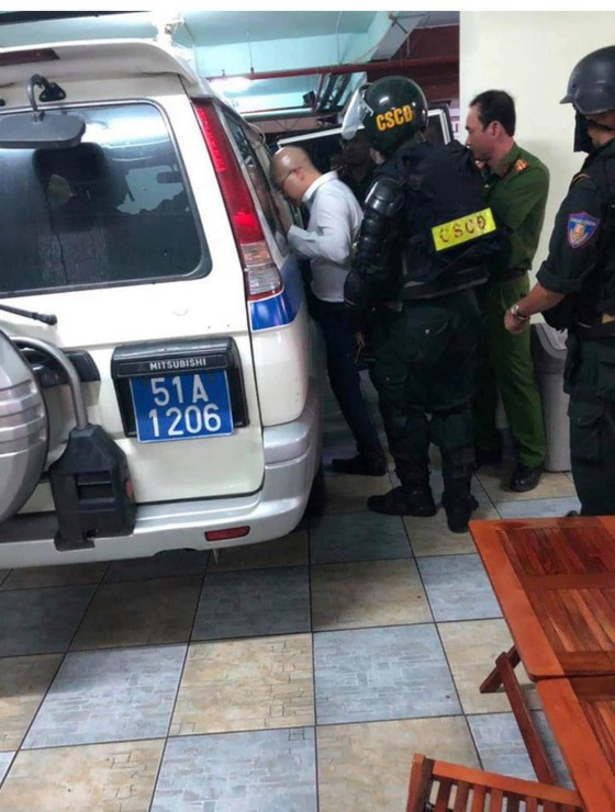  Luyện được đưa lên xe công an và đưa về trụ sở sau khi khám xét.