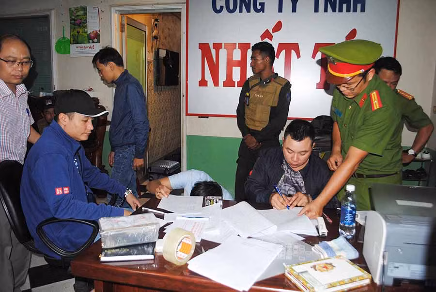  Công an tỉnh khám xét một địa điểm kinh doanh của Công ty Nhất Tín Phát. Ảnh: L.V.N