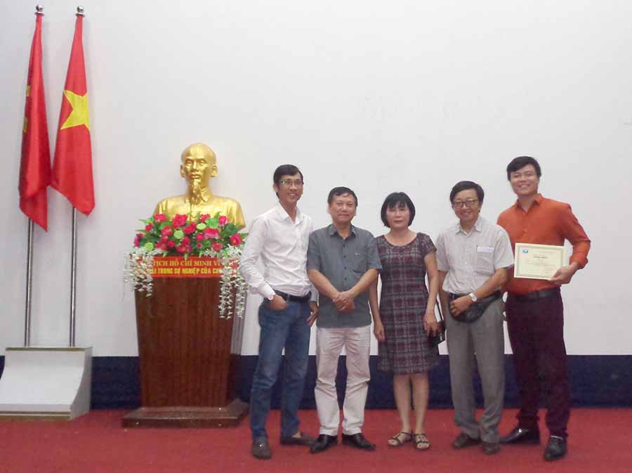 NSND, đạo diễn Nguyễn Thước (thứ 2 từ trái qua) và NSND, đạo diễn Lê Hồng Chương (thứ 2 từ phải qua) chụp ảnh lưu niệm cùng học viên. Ảnh: Nguyễn Thông NSND, đạo diễn Nguyễn Thước (thứ 2 từ trái qua) và NSND, đạo diễn Lê Hồng Chương (thứ 2 từ phải qua) chụp ảnh lưu niệm cùng học viên. Ảnh: N.T