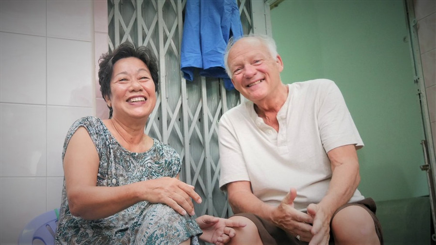  Bà Lan và ông Ken Reesing hạnh phúc chia sẻ những kỷ niệm cũ