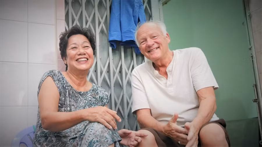  Bà Lan và ông Ken Reesing hạnh phúc chia sẻ những kỷ niệm cũ