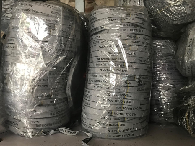 Nguyên phụ liệu và thành phẩm hàng ngàn áo khoác The North Face tìm thấy tại cơ sở may - Ảnh QLTT Nguyên phụ liệu và thành phẩm hàng ngàn áo khoác The North Face tìm thấy tại cơ sở may - Ảnh QLTT