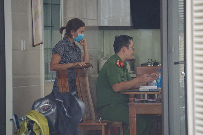  Công an làm việc bên trong nhà bà Hằng tại phường Hòa Xuân, TP Đà Nẵng