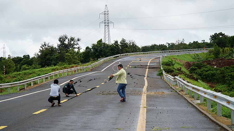 Một đoạn đường bị biến dạng. Ảnh: Nguyễn Tú Một đoạn đường bị biến dạng. Ảnh: Nguyễn Tú