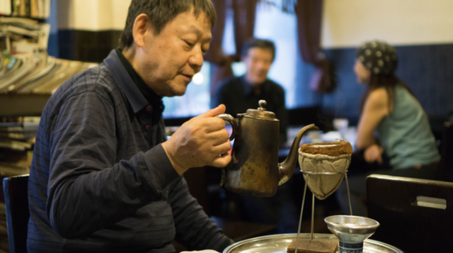Chủ quán pha những hạt café ủ trên 20 năm bằng phương pháp truyền thống.  Chủ quán pha những hạt café ủ trên 20 năm bằng phương pháp truyền thống.