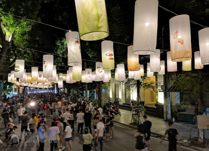  Không gian phố bích họa Phùng Hưng rực rỡ, cuốn hút với hàng trăm chiếc đèn lồng.