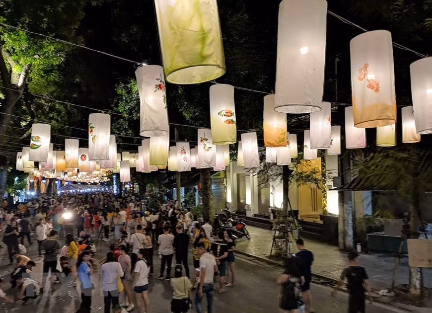  Không gian phố bích họa Phùng Hưng rực rỡ, cuốn hút với hàng trăm chiếc đèn lồng.