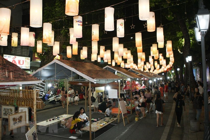  Một góc không gian phố bích họa Phùng Hưng rực rỡ, cuốn hút với hàng trăm chiếc đèn lồng và những gian trưng bày đồ chơi truyền thống