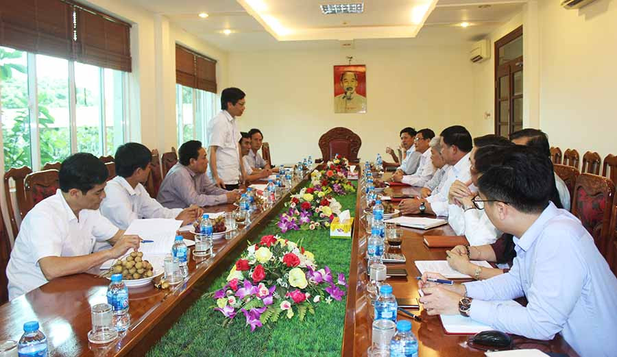 Ông Nguyễn Văn Tiến phát biểu tại buổi làm việc với lãnh đạo Công ty TNHH MTV Cao su Chư Sê. Ảnh: N.D  Quang cảnh cuộc họp. Ảnh: N.D