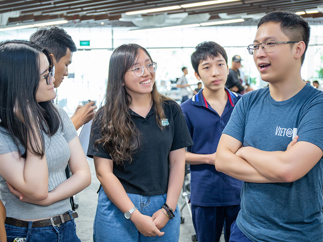 Lê Văn Hồng Chân (phải) trong một buổi nói chuyện với các bạn trẻ - Ảnh: Bảo Vy Lê Văn Hồng Chân (phải) trong một buổi nói chuyện với các bạn trẻ - Ảnh: Bảo Vy