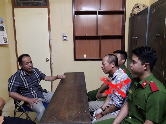 Đại tá Nguyễn Thanh Tùng - Phó giám đốc Công an TP Hà Nội (bên trái), đấu tranh với đối tượng Nguyễn Văn Đông (dấu X màu đỏ) (Ảnh: Vietnamnet)  Đại tá Nguyễn Thanh Tùng - Phó giám đốc Công an TP Hà Nội (bên trái), đấu tranh với đối tượng Nguyễn Văn Đông (dấu X màu đỏ) (Ảnh: Vietnamnet)