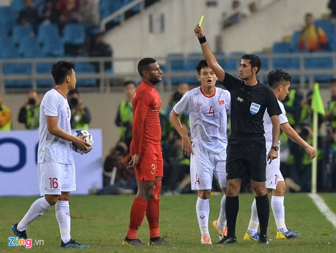  Ông Saoud Ali rút thẻ vàng trong trận U23 Việt Nam gặp U23 Indonesia. Ảnh: Thanh Hà.