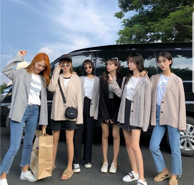  Tận dụng lại các mẫu áo khoác mỏng nhẹ như cardigan hoặc blazer sẽ rất phù hợp cho mùa ''back to school'', cũng như những cô nàng công sở yêu thích vẻ thanh lịch nhưng không kém phần duyên dáng.