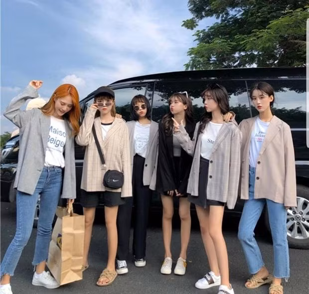  Tận dụng lại các mẫu áo khoác mỏng nhẹ như cardigan hoặc blazer sẽ rất phù hợp cho mùa ''back to school'', cũng như những cô nàng công sở yêu thích vẻ thanh lịch nhưng không kém phần duyên dáng.