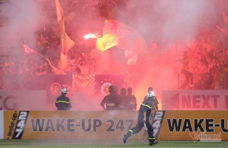 Sự cố pháo sáng trở thành nỗi ám ảnh ở V-League