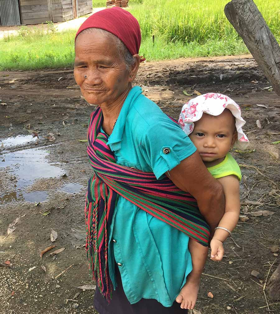 Mẹ già và con nhỏ của anh Ksor Lâm đã có những ngày vò võ chờ anh trở về. Ảnh: Văn Ngọc 