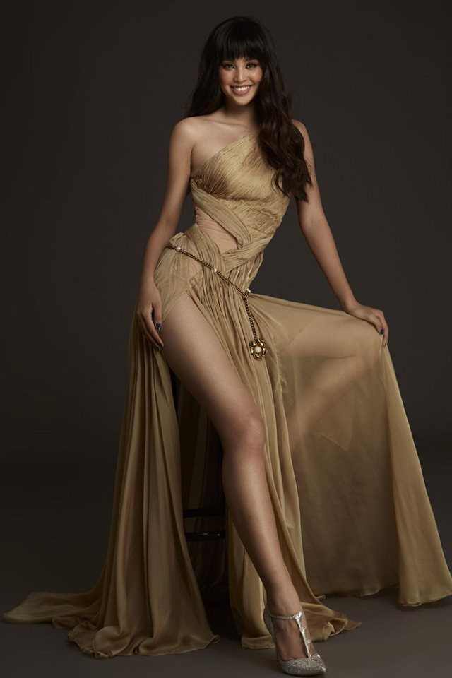 10 Tóc mái chính là điểm khiến cho gương mặt của Tiểu Vy trông khác lạ hơn so với bình thường. Một số người còn nhận xét 10X trông khá giống Hoa hậu Phạm Hương khi để tóc và trang điểm theo kiểu này.