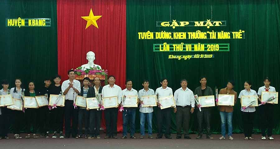  Lãnh đạo huyện trao giấy khen cho học sinh đậu đại học với điểm số cao. Ảnh: Hồng Hạnh
