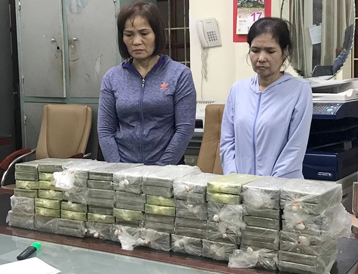 Nghi phạm và tang vật tại Cục Cảnh sát điều tra tội phạm về ma túy. Ảnh: Phương Ngọc