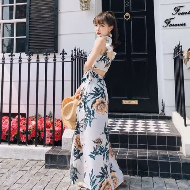 Khoan vội vàng cất chiếc đầm maxi, chân váy dài vào góc tủ. Dù là thiết kế có màu sắc rực rỡ hay họa tiết hoa hòe thì chúng vẫn là một trong những kiểu trang phục phù hợp cho mùa Thu đấy nhé.