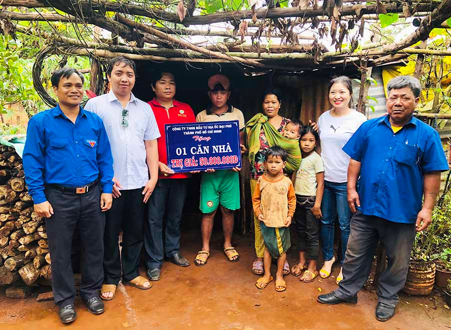  Công ty TNHH Đầu tư Địa ốc Đại Phú (TP. Hồ Chí Minh) trao kinh phí xây dựng nhà mới cho em Rơ Châm Tú (làng Rôi, xã Ia Phí, huyện Chư Pah). Ảnh: P.L