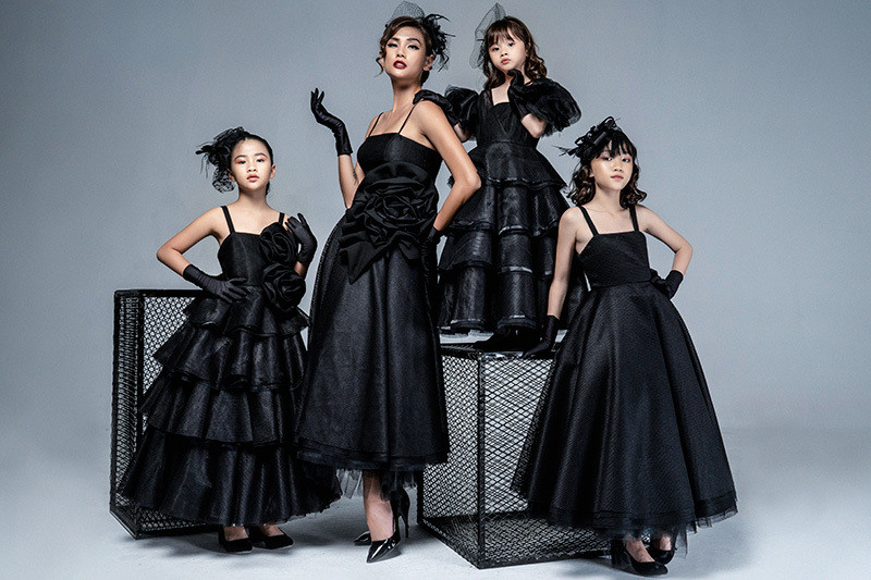 Siêu mẫu Võ Hoàng Yến được NTK trẻ lựa chọn là “nàng thơ” trong BST đầu tay của mình. Siêu mẫu Võ Hoàng Yến được NTK trẻ lựa chọn là “nàng thơ” trong BST đầu tay của mình.