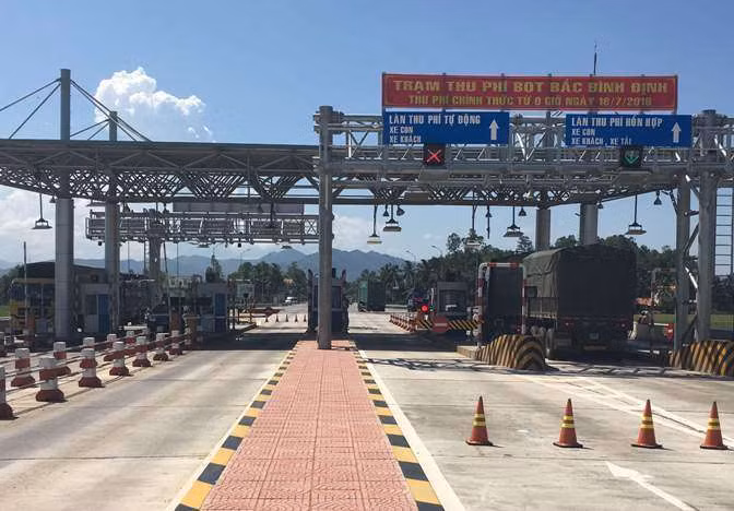  Bộ GTVT sẽ tiếp tục phối hợp với nhà đầu tư rà soát, cập nhật lại phương án tài chính để tiếp tục xem xét giảm phí chung cho các phương tiện qua 2 trạm thu phí BOT qua Bình Định nếu doanh thu và phương án tài chính cùa các dự án vẫn đảm bảo khả năng thu hồi vốn