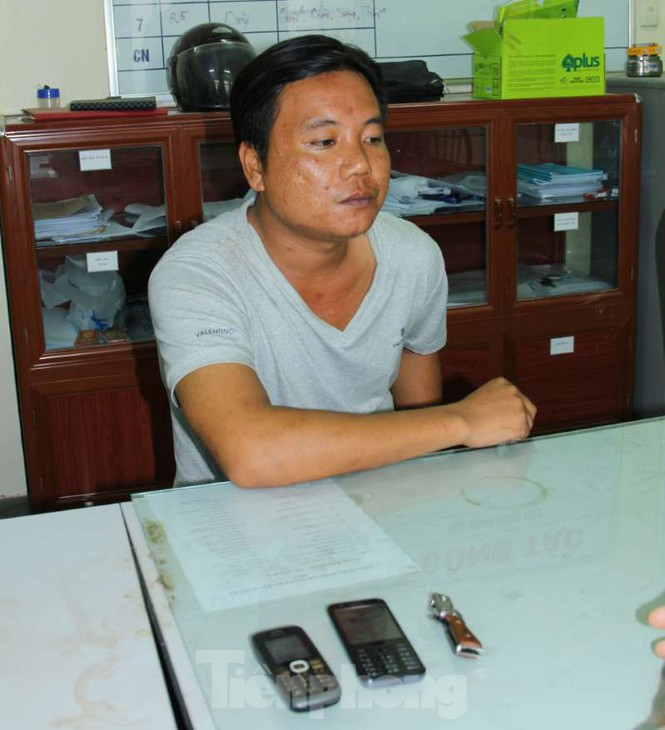 Tối 21/5, hung thủ sát hại xe ôm bị bắt khi đang bắt xe khác trốn về Thanh Hoá - Ảnh: Hoàng Long  Tối 21/5, hung thủ sát hại xe ôm bị bắt khi đang bắt xe khác trốn về Thanh Hoá - Ảnh: Hoàng Long