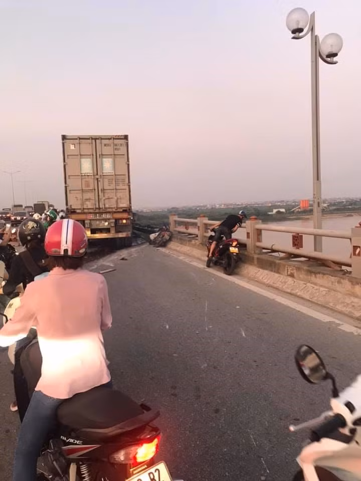 Container mất lái trên cầu Thanh Trì, đâm nhiều xe máy xuống sông Hồng. Ảnh: VT Container mất lái trên cầu Thanh Trì, đâm nhiều xe máy xuống sông Hồng. Ảnh: VT