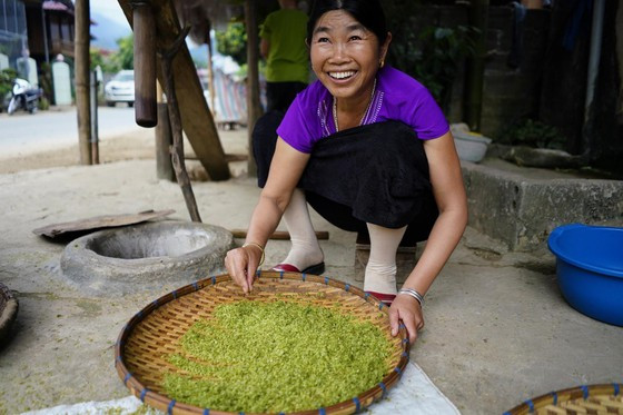 Niềm vui của người dân được mùa cốm.