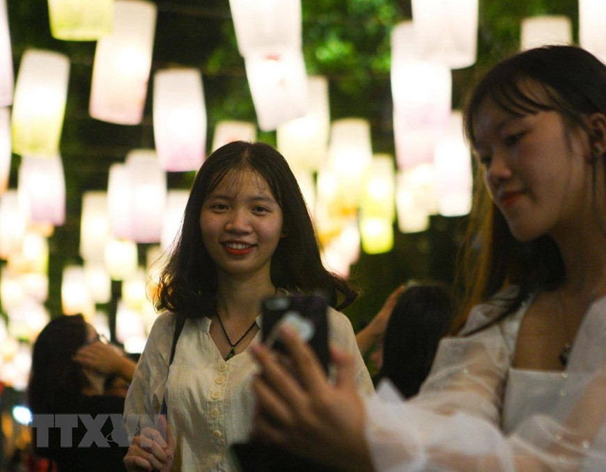  Các bạn trẻ say sưa tạo dáng, ghi lại những khoảnh khắc đẹp dưới ánh đèn lồng.