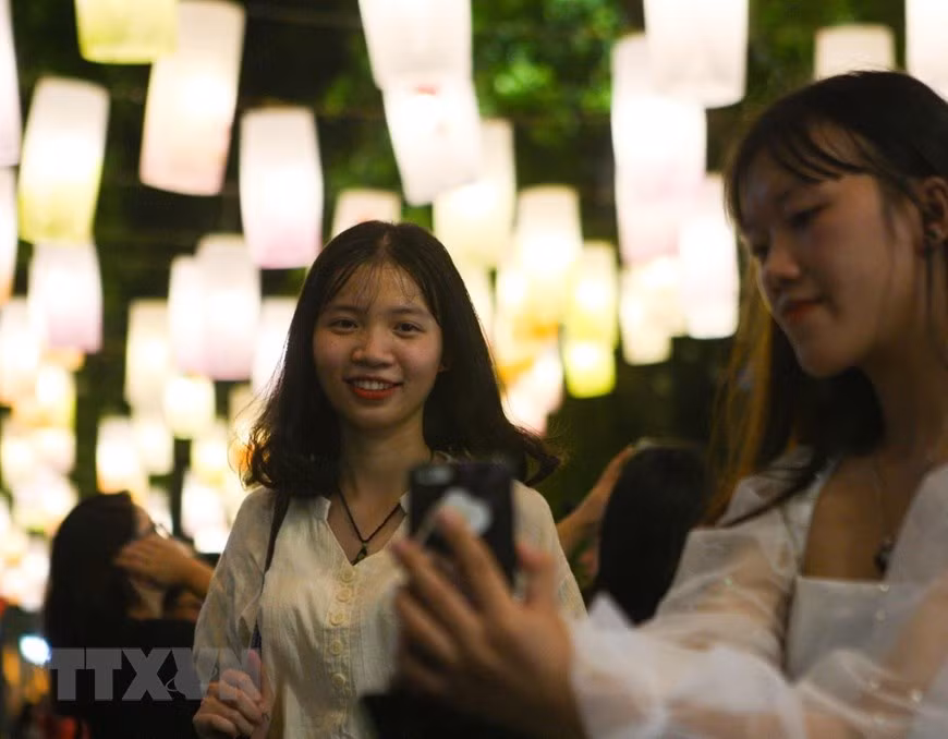  Các bạn trẻ say sưa tạo dáng, ghi lại những khoảnh khắc đẹp dưới ánh đèn lồng.