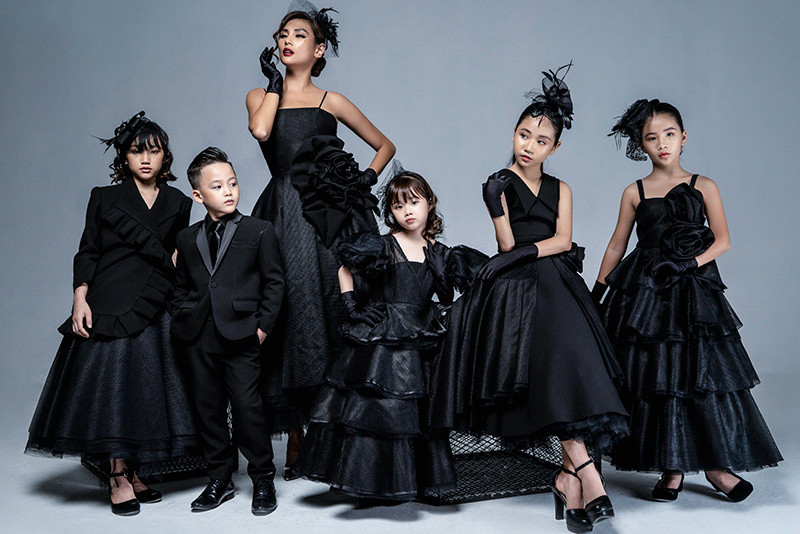 Huy Quang chia sẻ: “BST được lấy cảm hứng từ vẻ đẹp hoài cổ. Màu sắc chủ đạo được sử dụng màu đen - gam màu thể hiện sự huyền bí cho phụ nữ những năm 1950''. Huy Quang chia sẻ: “BST được lấy cảm hứng từ vẻ đẹp hoài cổ. Màu sắc chủ đạo được sử dụng màu đen - gam màu thể hiện sự huyền bí cho phụ nữ những năm 1950''.