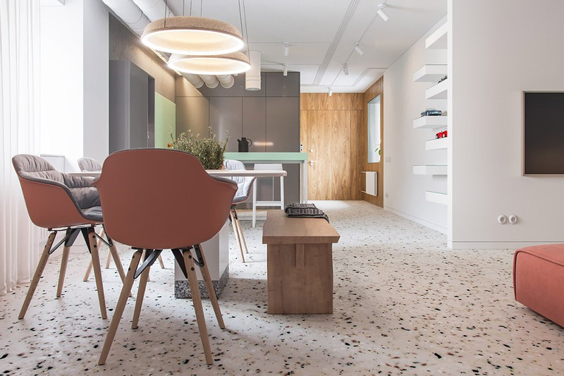 Hai đèn mặt dây chuyền lớn cung cấp thêm ánh sáng cho khu vực ăn uống. Bóng đèn treo thấp gần với bàn ăn tạo cảm giác không gian gần và thân mật hơn. Hai đèn mặt dây chuyền lớn cung cấp thêm ánh sáng cho khu vực ăn uống. Bóng đèn treo thấp gần với bàn ăn tạo cảm giác không gian gần và thân mật hơn.