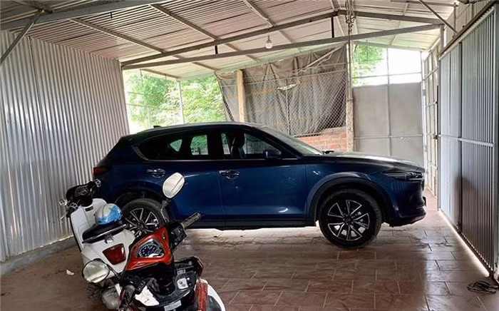 Ngoài căn nhà to đẹp, vợ chồng chị tậu được ô tô giá gần 1 tỷ đồng làm phương tiện đi lại