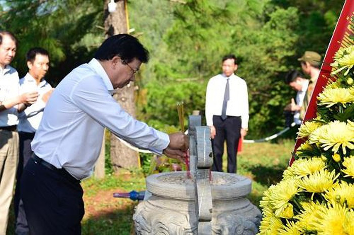  Phó Thủ tướng cùng đoàn công tác viếng mộ Đại tướng Võ Nguyên Giáp - Ảnh: VGP/Nhật Bắc