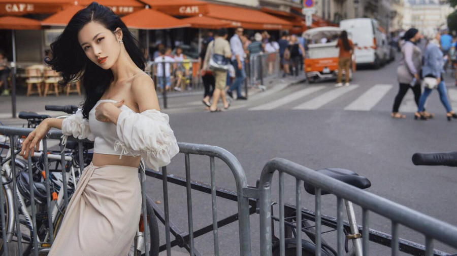 Sở hữu vòng eo thon gọn nên Đông Nhi thường chọn những set đồ giúp cô khoe được lợi thế hình thể.