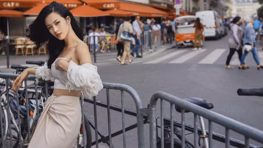 Sở hữu vòng eo thon gọn nên Đông Nhi thường chọn những set đồ giúp cô khoe được lợi thế hình thể.