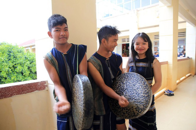  Học đánh cồng chiêng để giữ gìn bản sắc văn hóa.