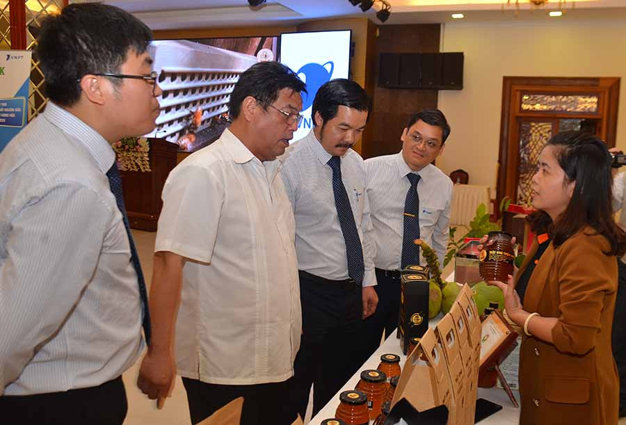  Chị Trần Thị Hoàng Anh-Giám đốc HTX Mật ong Phương Di Ia Grai giới thiệu sản phẩm mật ong đạt chuẩn VietGAP và được gắn tem truy xuất nguồn gốc của HTX. Ảnh: L.N