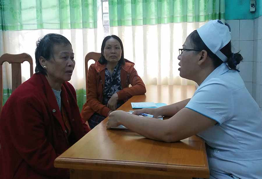  Bác sĩ hướng dẫn chế độ dinh dưỡng, sinh hoạt hợp lý cho người cao tuổi. Ảnh: N.N