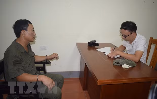 Trong ảnh: Đối tượng Lê Hồng Phong tại cơ quan điều tra. (Nguồn: TTXVN/Vietnam+)