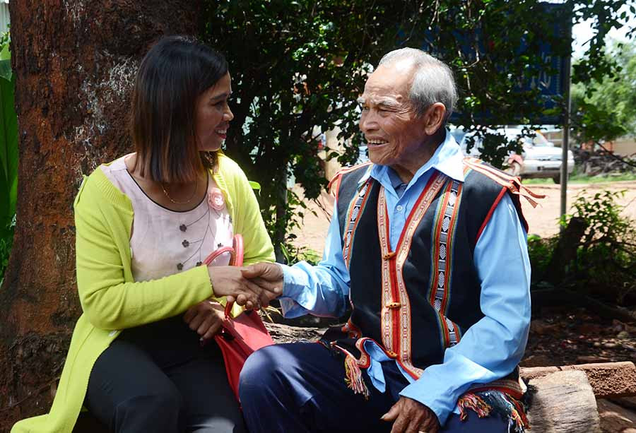 Ông Rơ Mah Chuch ghi nhớ nhiều các bài khan và làn điệu dân ca Jrai cổ. Ảnh: P.L 