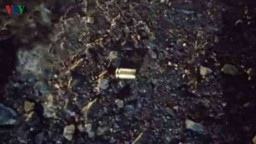 Nhiều vỏ đạn tại hiện trường sau vụ hỗn chiến. Nhiều vỏ đạn tại hiện trường sau vụ hỗn chiến.