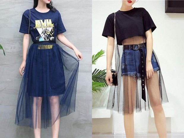 Phong cách phối đồ layers với chân váy chất liệu xuyên thấu từng được tín đồ thời trang Hàn Quốc tích cực lăngxê trong Tuần lễ Thời trang Seoul đầu năm nay. Cách phối đồ lạ mắt, cá tính này cũng được các nàng khá ưa chuộng trong mùa hè vừa qua và vẫn đang giữ được độ ''hot'' trong mùa Thu năm nay.