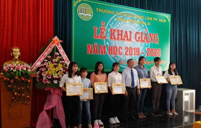  Nhà trường khen thưởng sinh viên có thành tích tốt trong học tập và rèn luyện. Ảnh: Hải Uyên