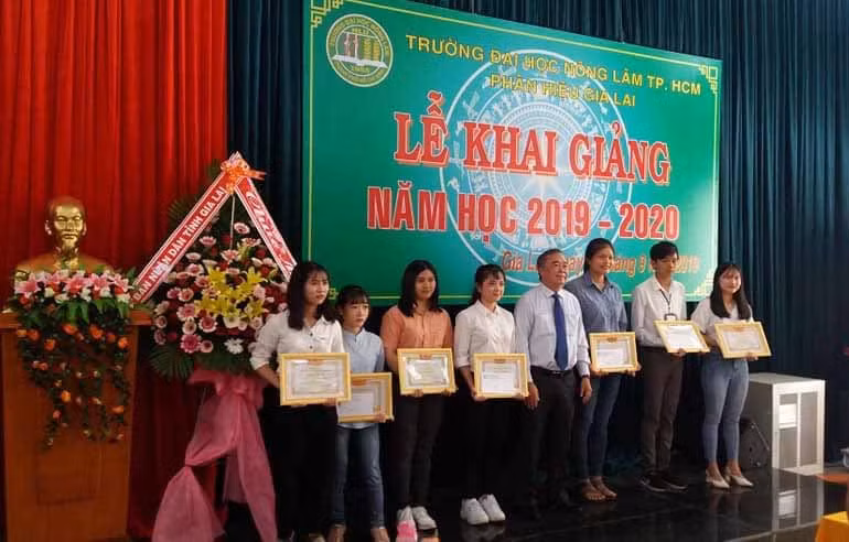  Nhà trường khen thưởng sinh viên có thành tích tốt trong học tập và rèn luyện. Ảnh: Hải Uyên